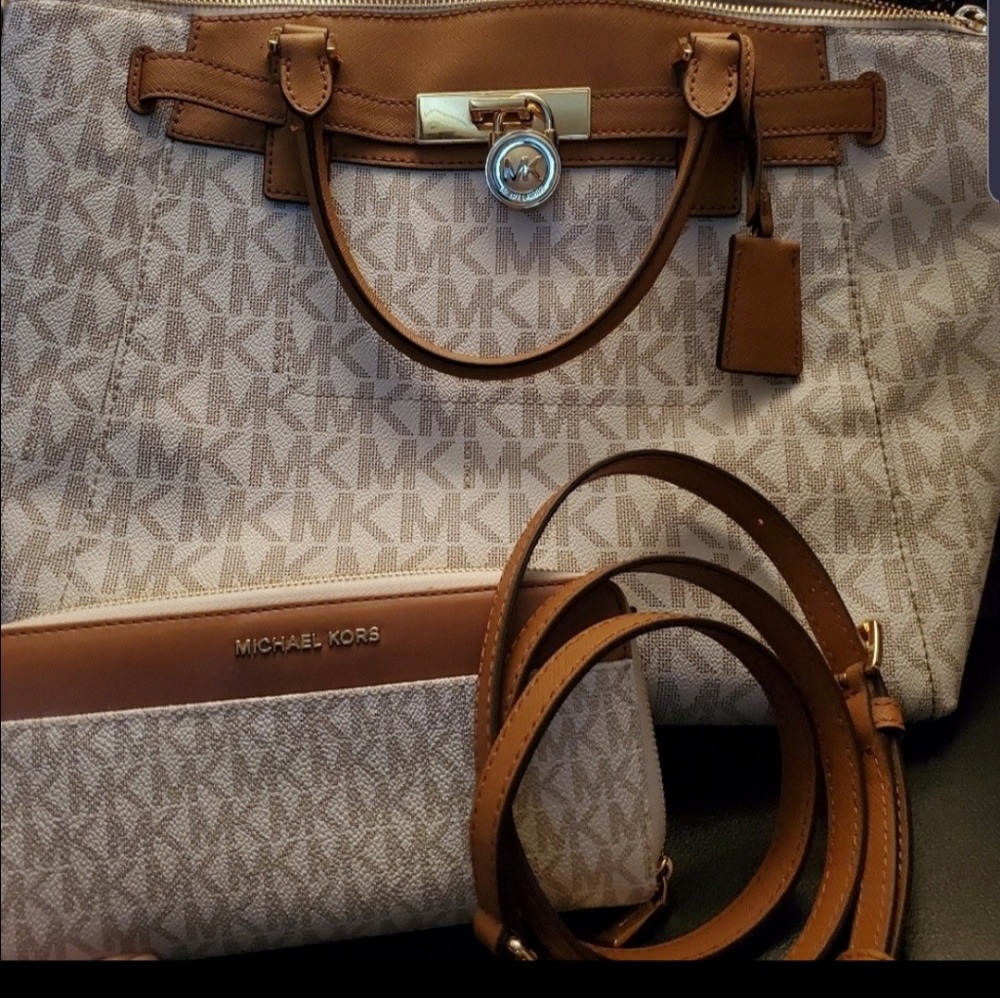 Authentic Michael kors purse and matching wallet